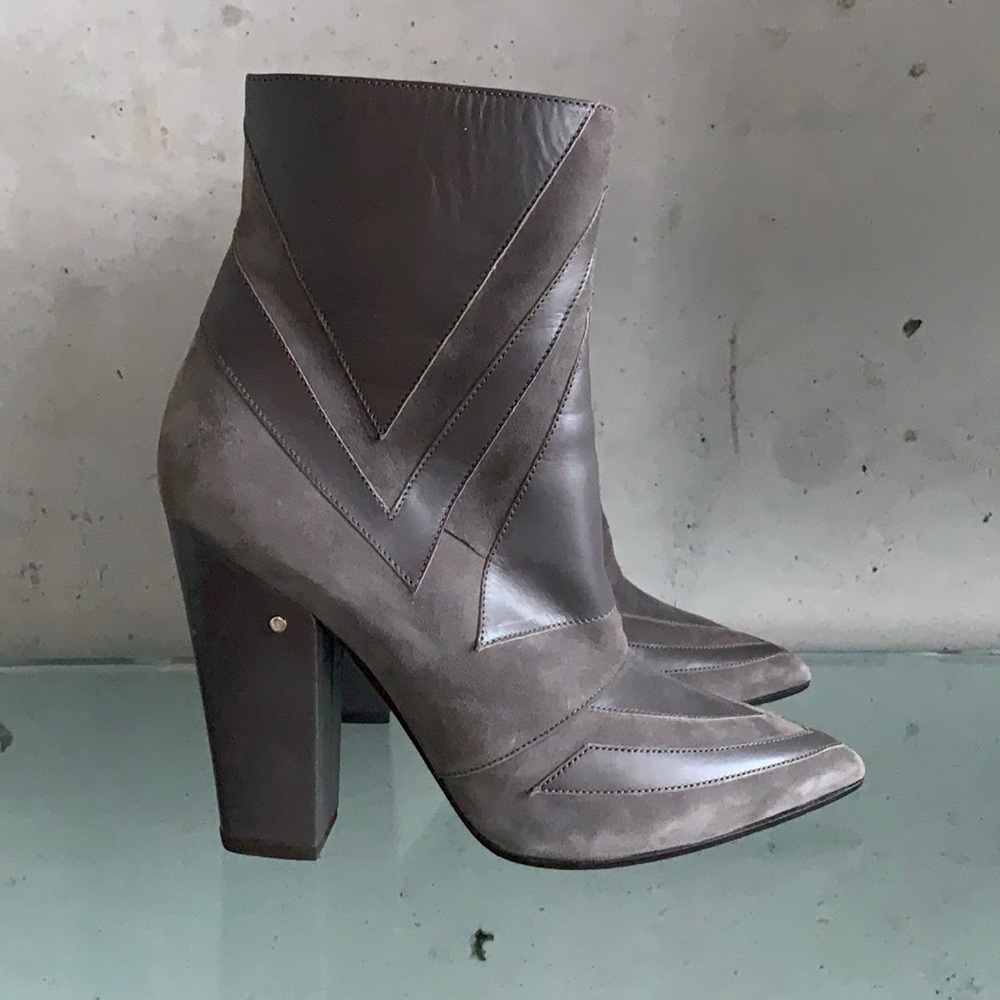Laurence Dacade Pointed toe grey ankle boot.